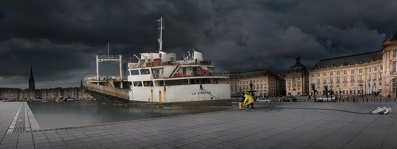 bateau la gironde sur le miroir d'eau